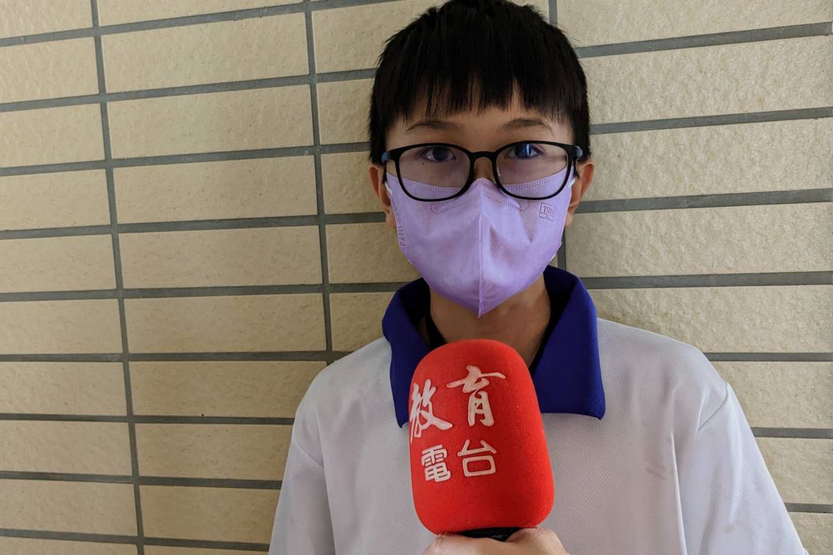 于侑立同學透過金融課程及桌遊體驗，理解股市、債市的概念