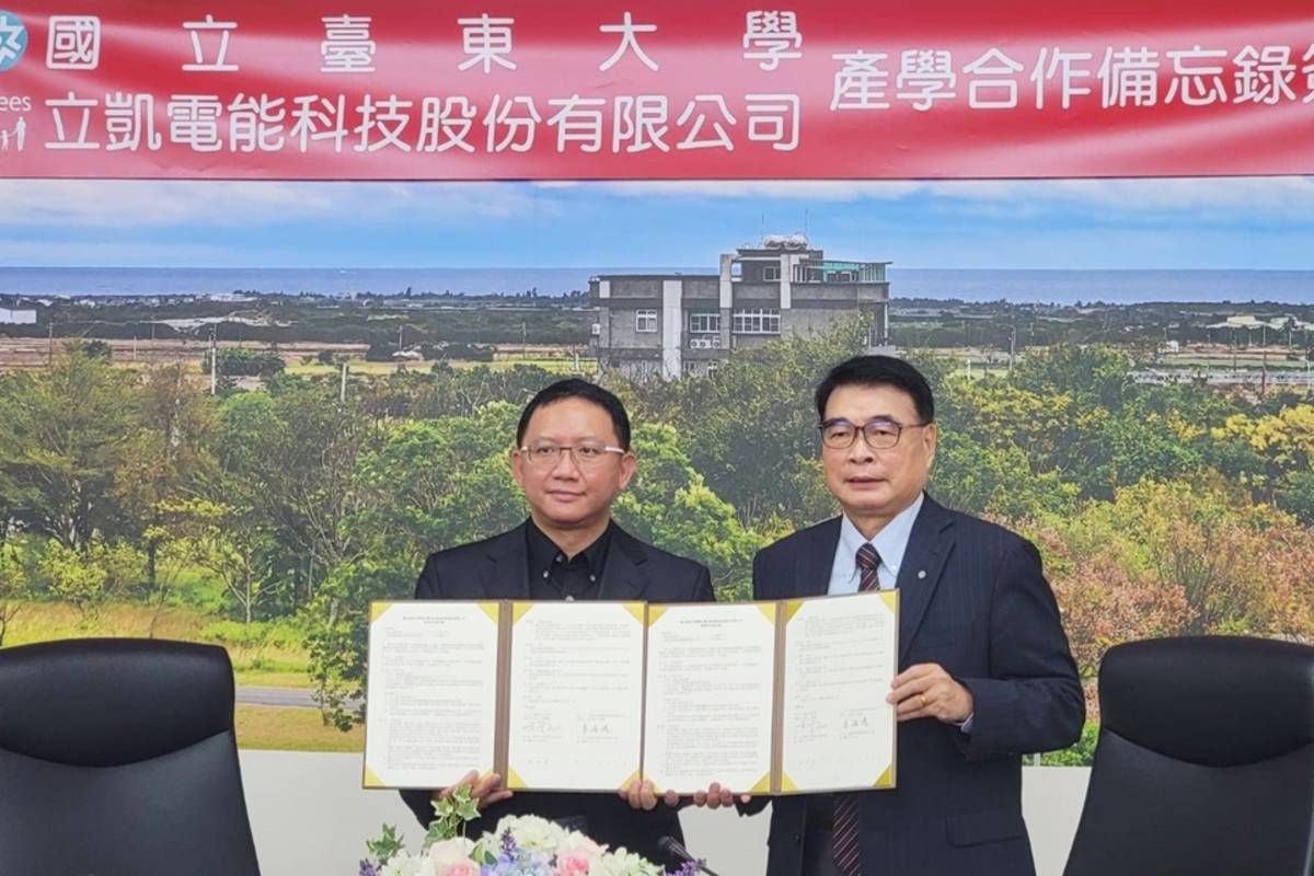 國立臺東大學校長曾耀銘(右)與立凱電能科技股份有限公司投資長朱瑞陽(左)共同簽署合作備忘錄。