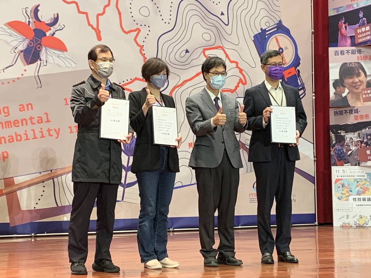 國立臺灣科學教育館劉火欽館長(右2)致贈感謝狀予科研單位