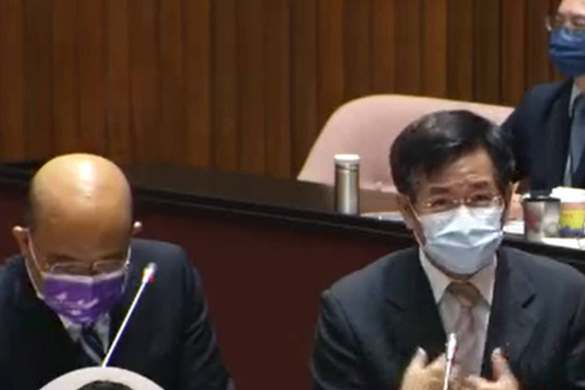 教育部部長潘文忠(右)接受立委質詢