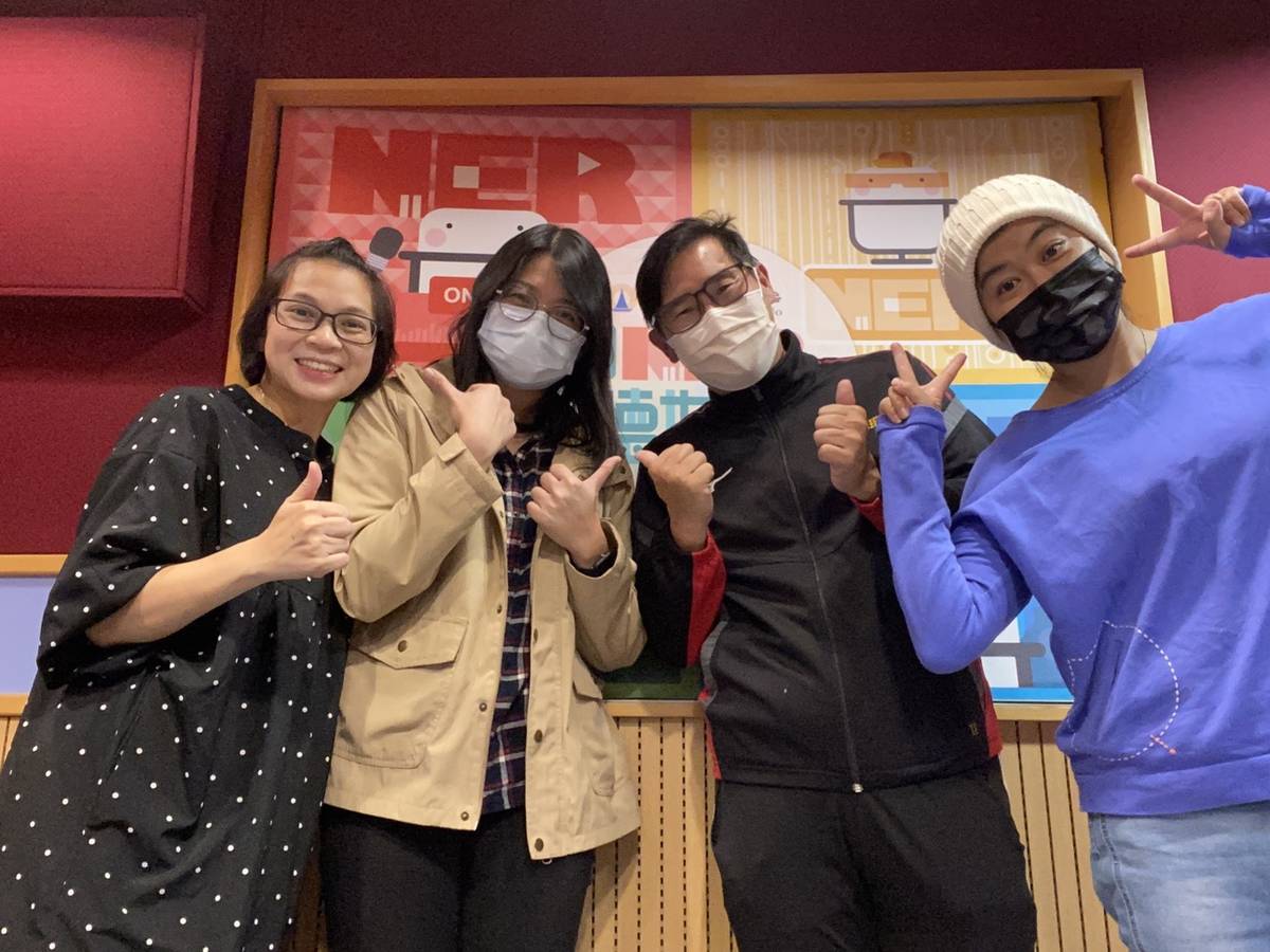兩位策展人和主持人合影