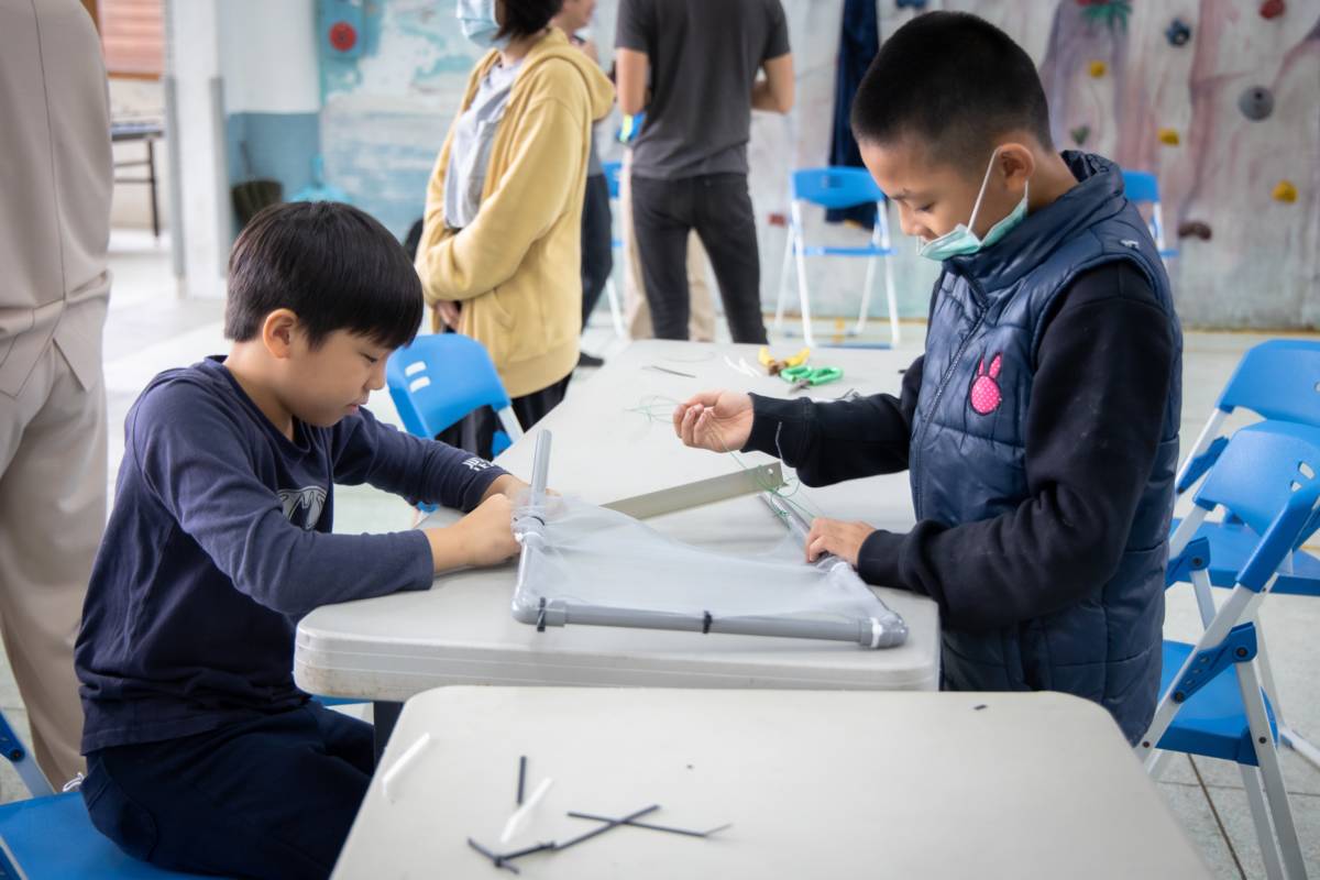湖田實小學生合作製作捕霧網