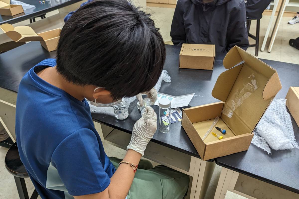 認真投入天氣瓶製作過程