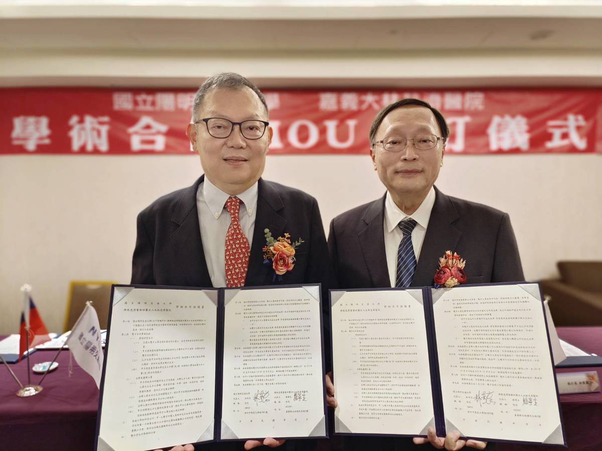 由陽明交大林奇宏校長(左)、大林慈濟醫院院長賴寧生教授兩人簽署建教合作協議 (主辦單位提供)
