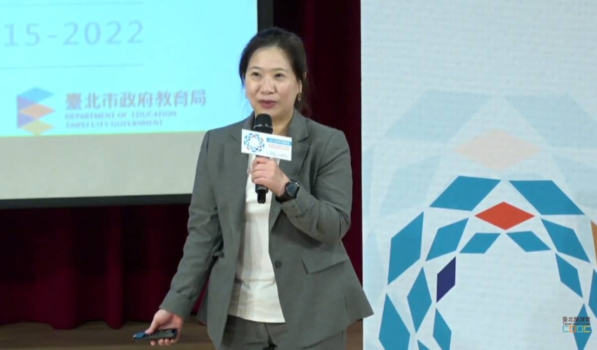 臺北市教育局陳素慧副局長說明教育成果專書內容