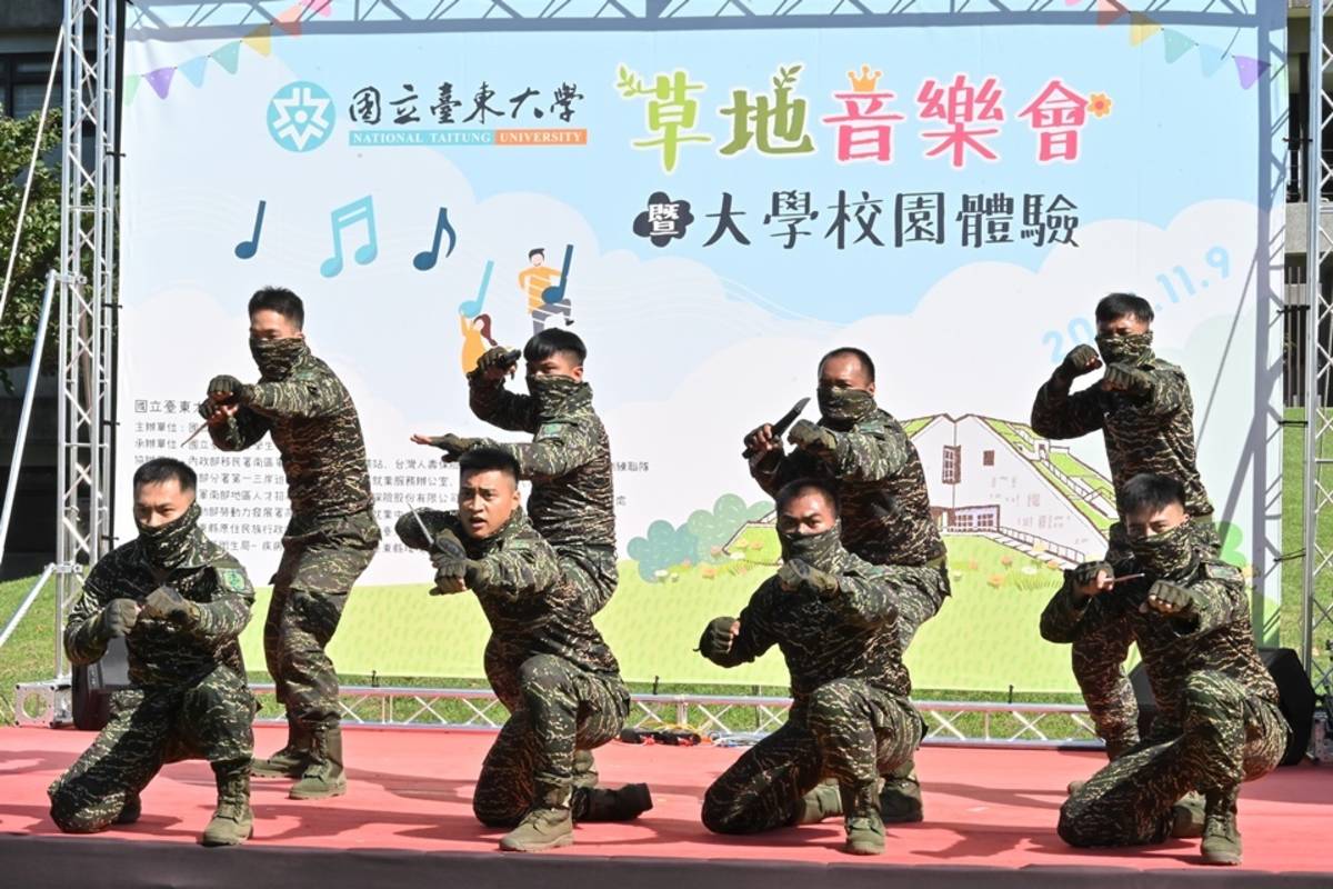 陸戰隊演練奪刀奪槍術。