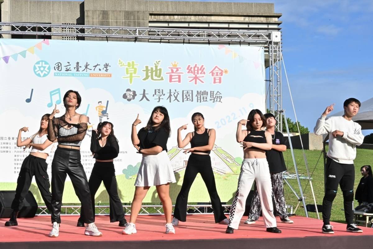 熱舞社表演。