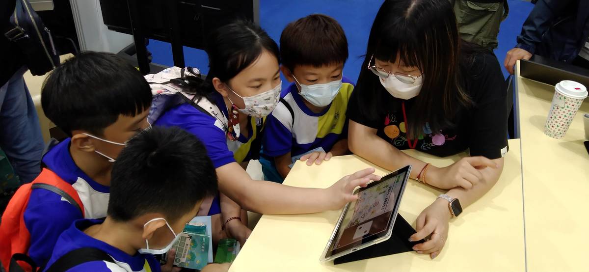 學生使用平板體驗文德國小 英數小子勇闖大富翁活動