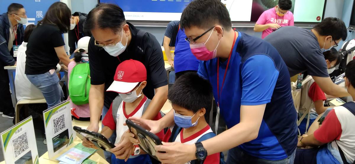 苗栗新港國小學生體驗義學國小 AR「義」起來