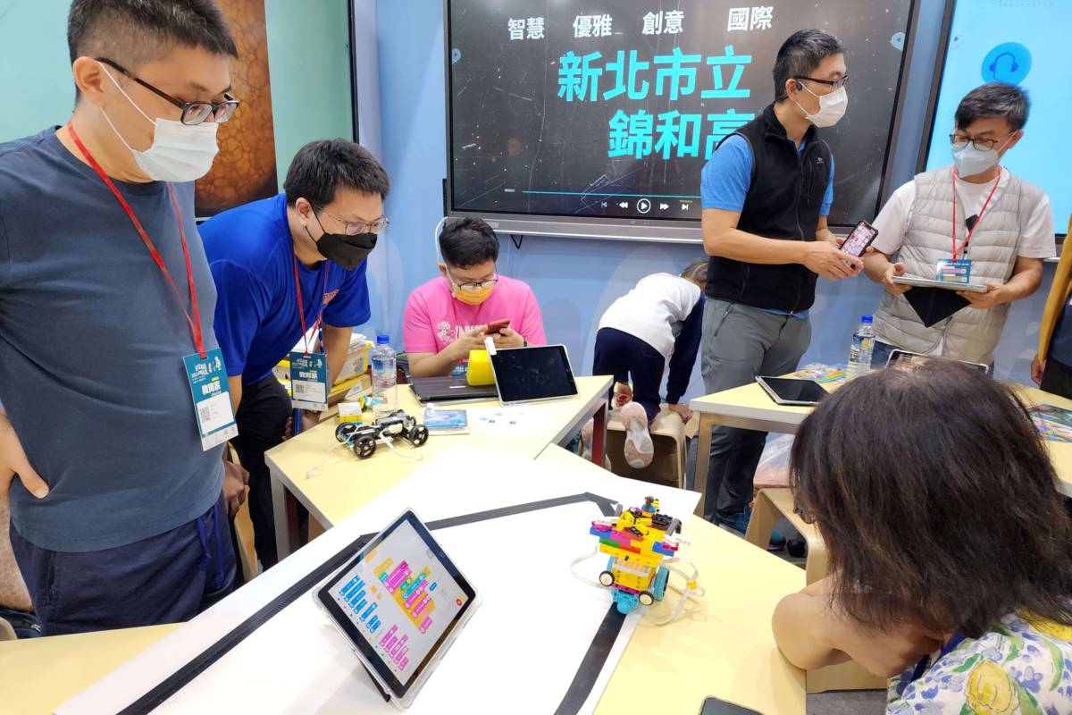 民眾體驗淡水國小科技結合樂高積木活動
