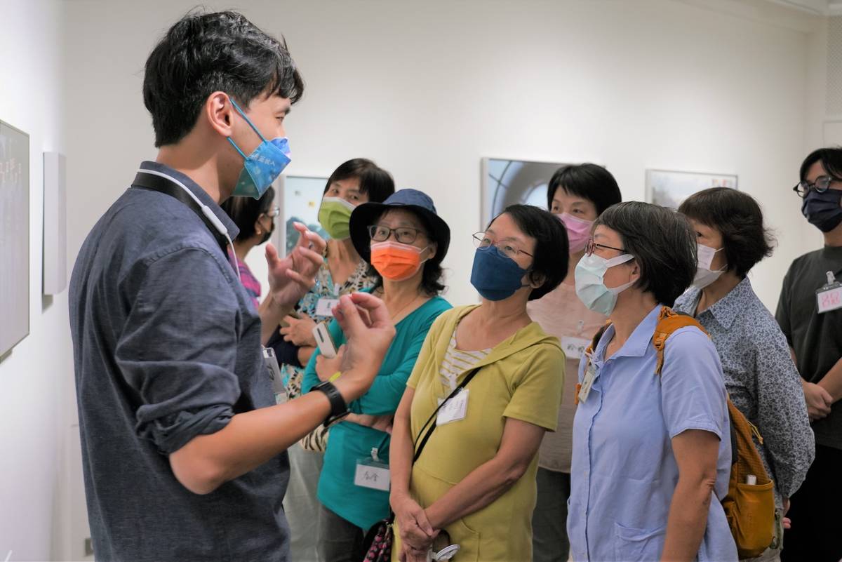 在家攝影文化中心舉辦創齡活動，長者在參訪影像展覽中打開互動話題