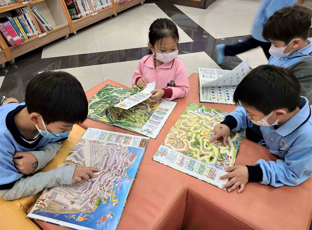 大豐國小學生在圖書館閱讀新書