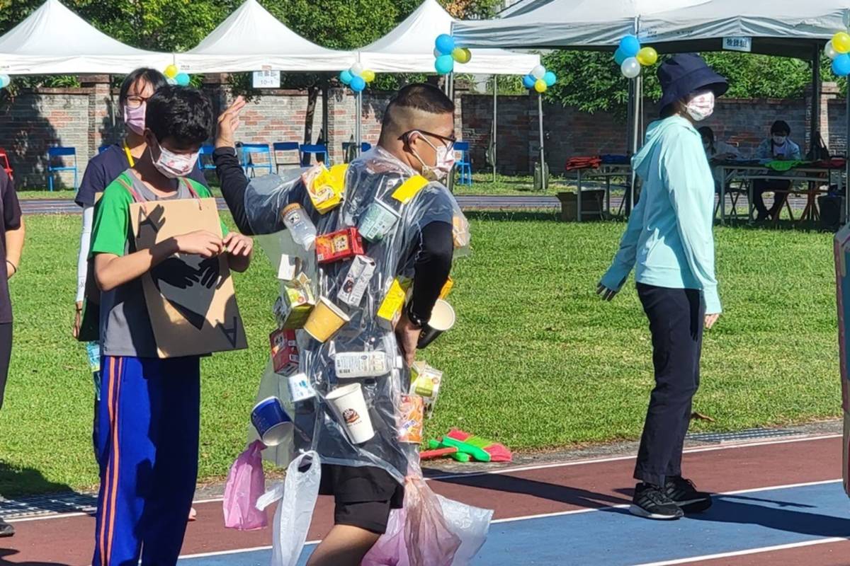 東大附特今(11)日舉辦11週年校慶運動會，師生配合各式主題精心裝扮，宛如變裝嘉年華。