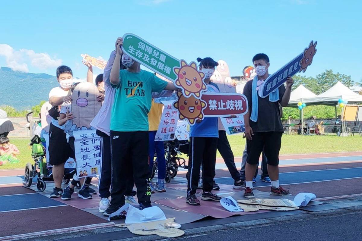 東大附特今(11)日舉辦11週年校慶運動會，師生配合各式主題精心裝扮，宛如變裝嘉年華。