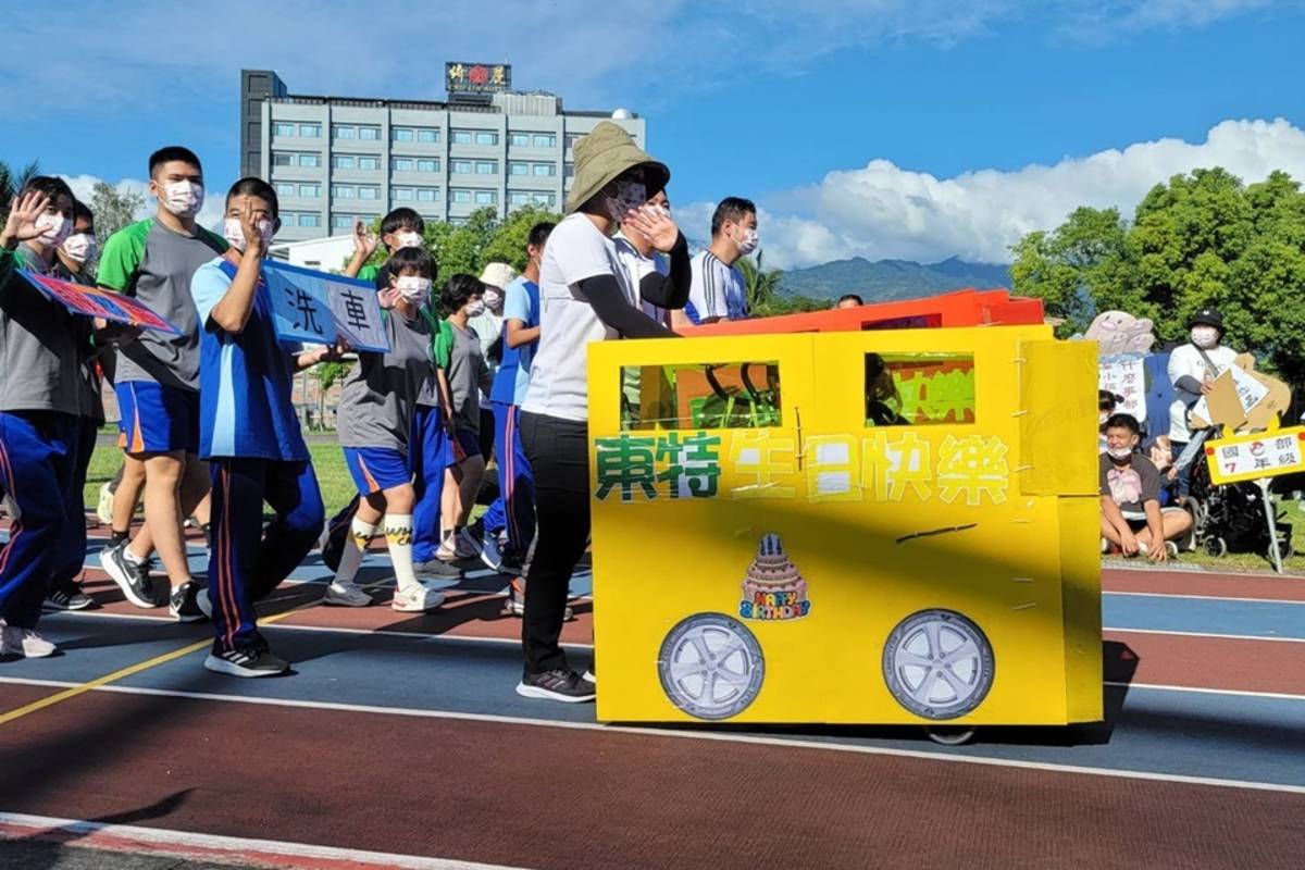 東大附特今(11)日舉辦11週年校慶運動會，師生配合各式主題精心裝扮，宛如變裝嘉年華。