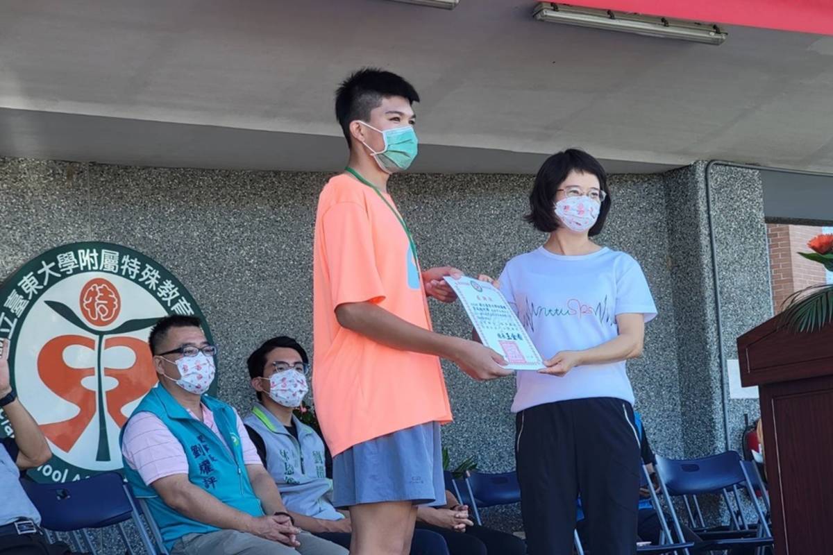 東大附特校長王金香頒發感謝狀表揚臺東體中學生志工。