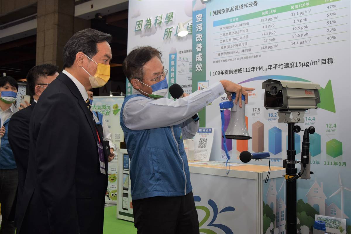 行政院羅秉成政委(左)聽取空保處蔡孟裕處長(右)簡報 (環保署提供)