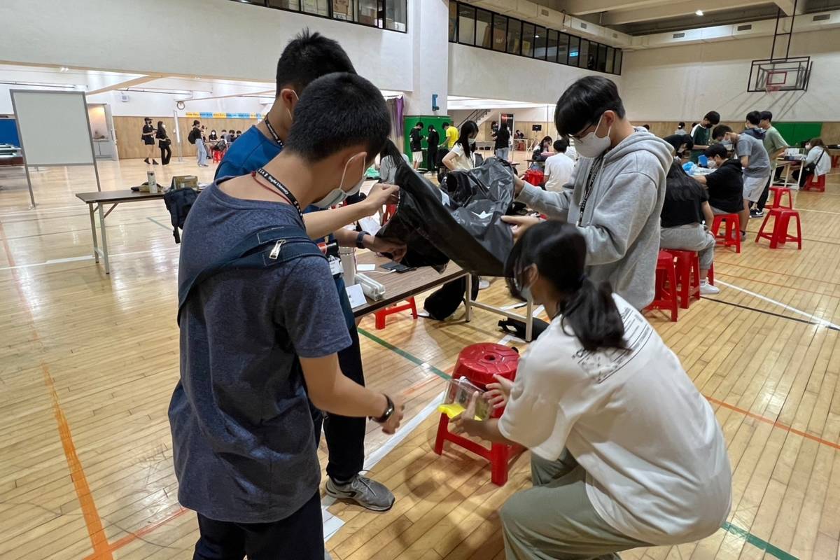 參與火星車降落賽學生認真測試