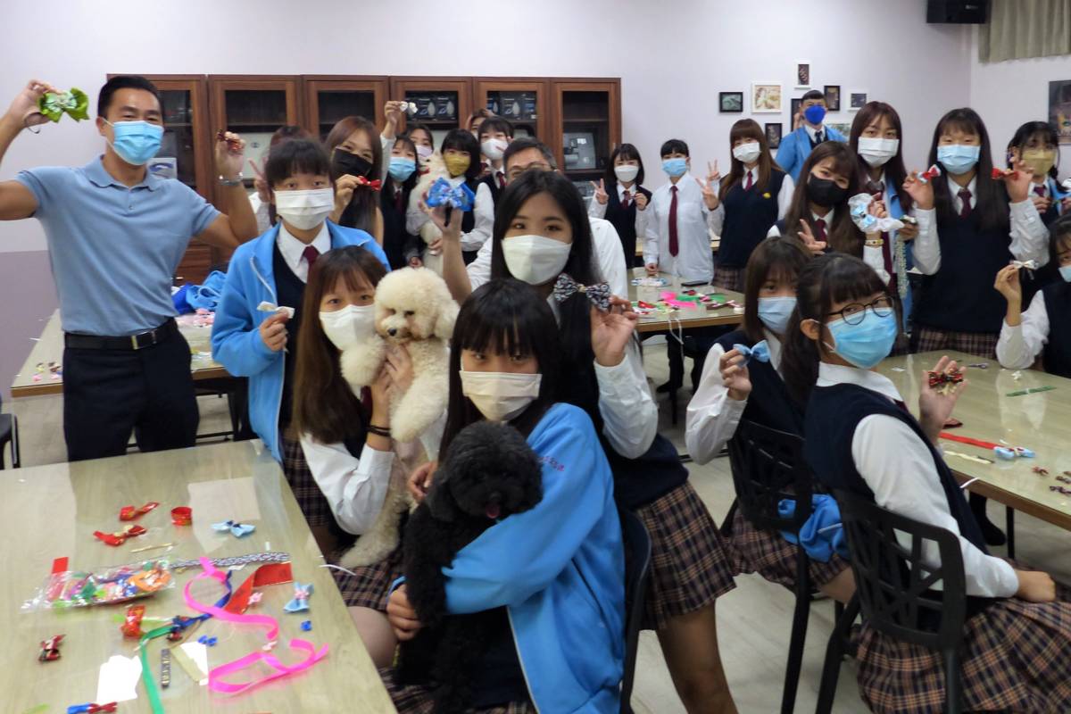 學生發揮創意和巧思製作各種不同的寵物飾品