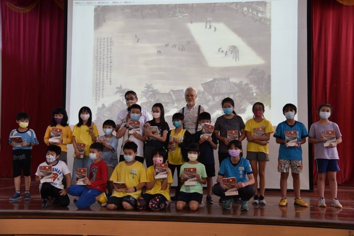 劉墉分享親筆簽名書「浴火少年」給抽中參加細數畫中人數學習單的孩子們