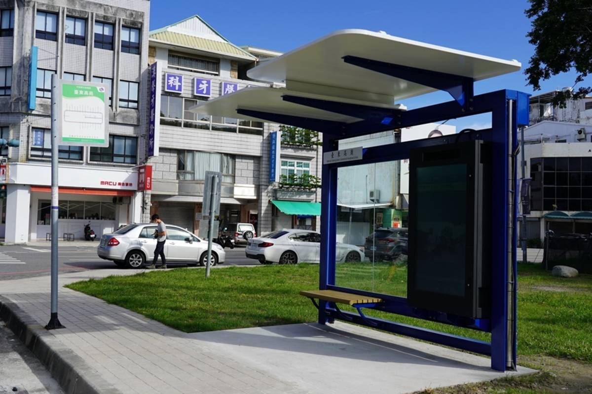 臺東縣政府今年於縣內16個鄉鎮市的重要交通及觀光站點，建置14座太陽能電子紙公車站牌，以及2座新式LCD智慧候車亭。