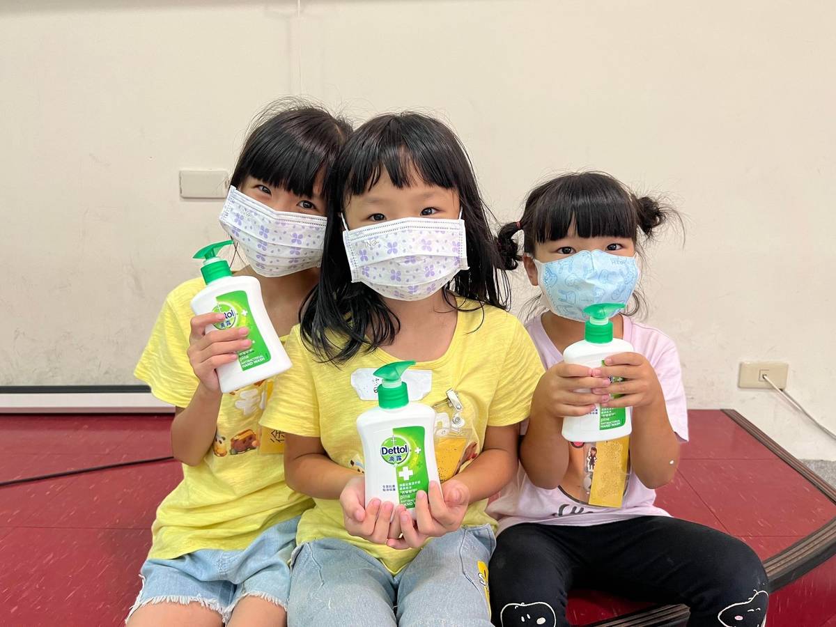 利潔時將捐贈逾5000瓶滴露松木潔手液予逾4000戶家庭，以保護近萬名民眾遠離細菌威脅、免受疾病傷害 (利潔時提供)