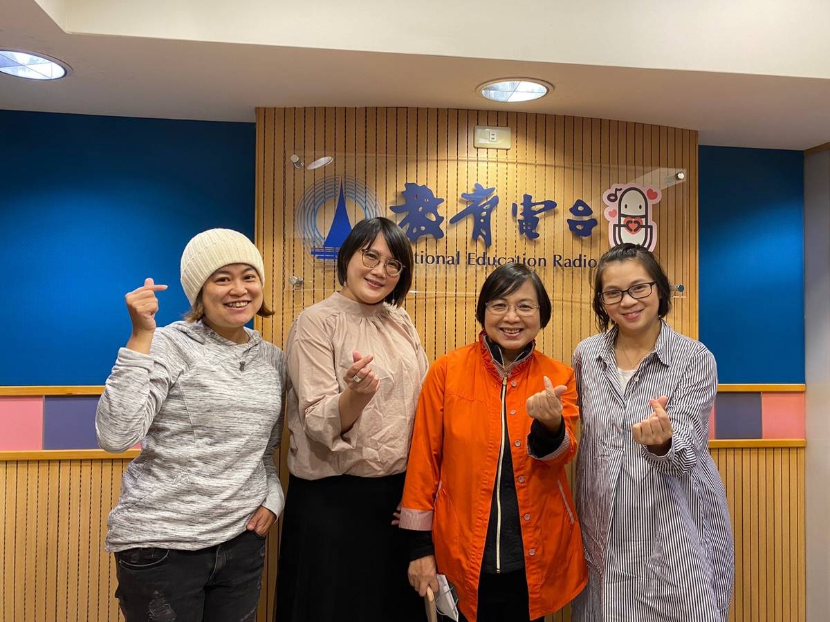 桃園市政府文化局莊秀美局長和時時文創負責人郭書萍和兩位主持人合影