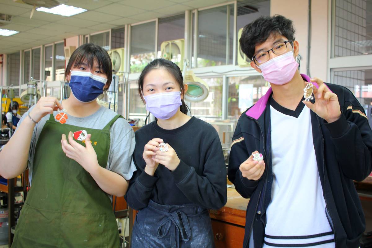 鶯歌工商許詩芹(左1)同學表示，感謝跟陶博館合作，增長自身技術及能力，更能發揮創意