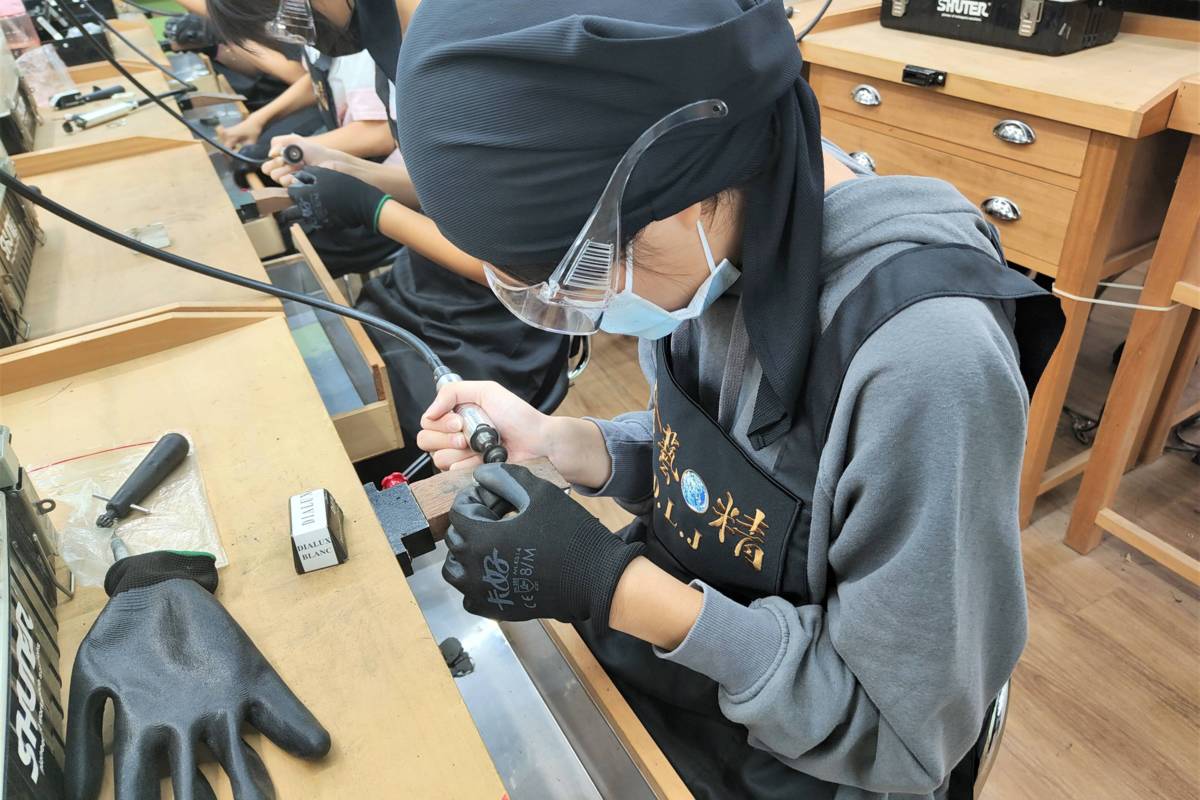 參與抽離式國中技藝班金工珠寶專班學生全神貫注製作作品