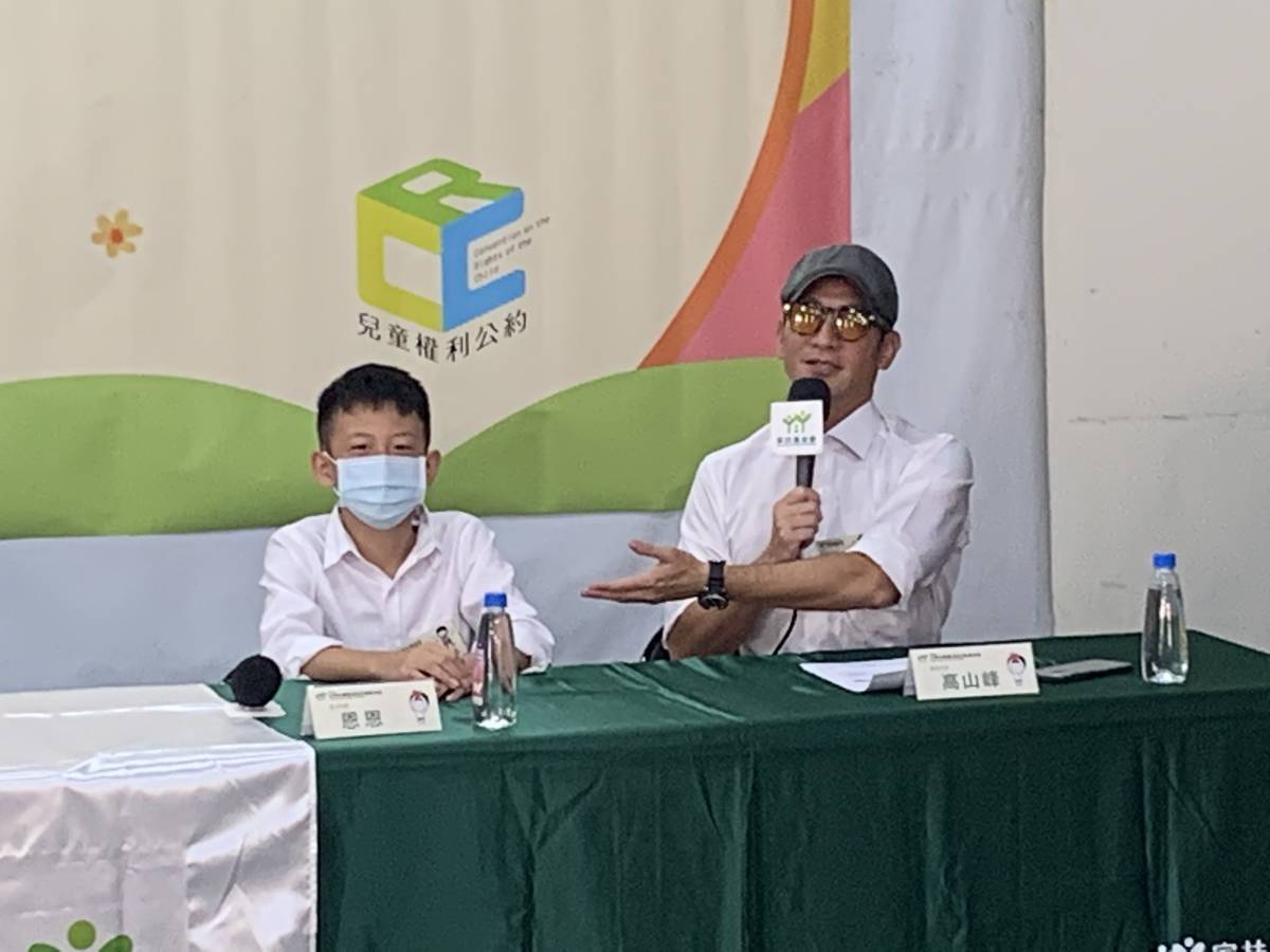 藝人高山峰(右)與兒子恩恩說出特殊需求兒少在校園中的情形