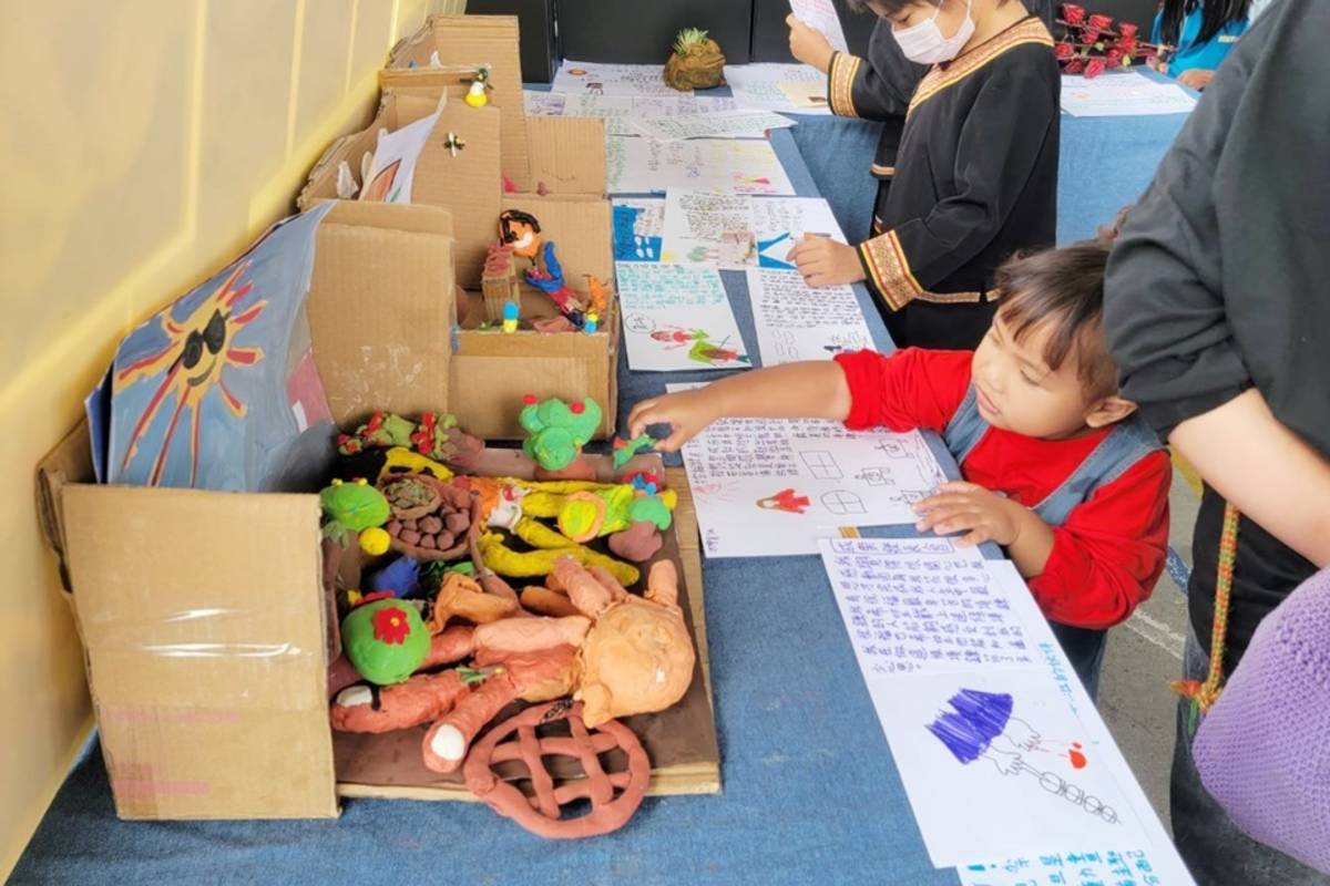 嬰兒祭活動現場展示學生製作的動畫道具。