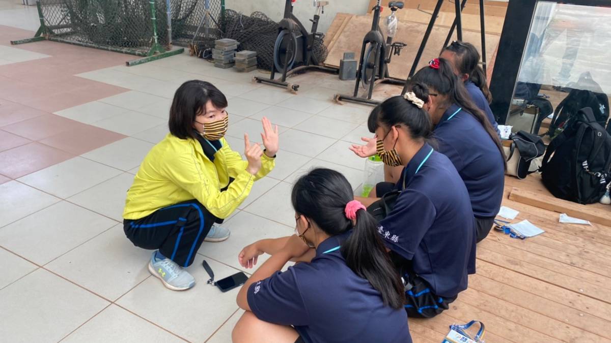 黃美玲主任陪伴孩子特奧滾球訓練