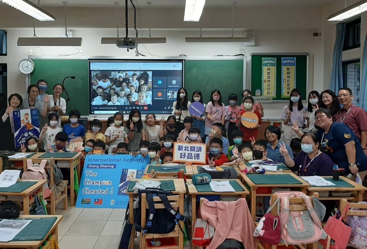 與南非姊妹校學童大合照