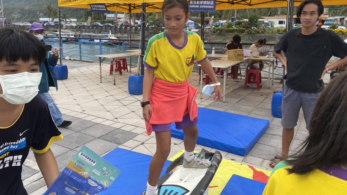 都蘭國小學生模擬衝浪體驗