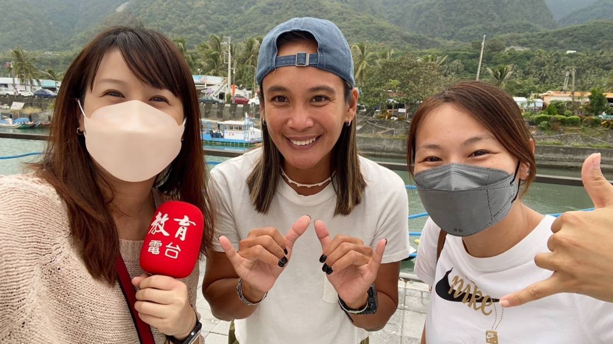 哈拿教練(中)分享衝浪知識