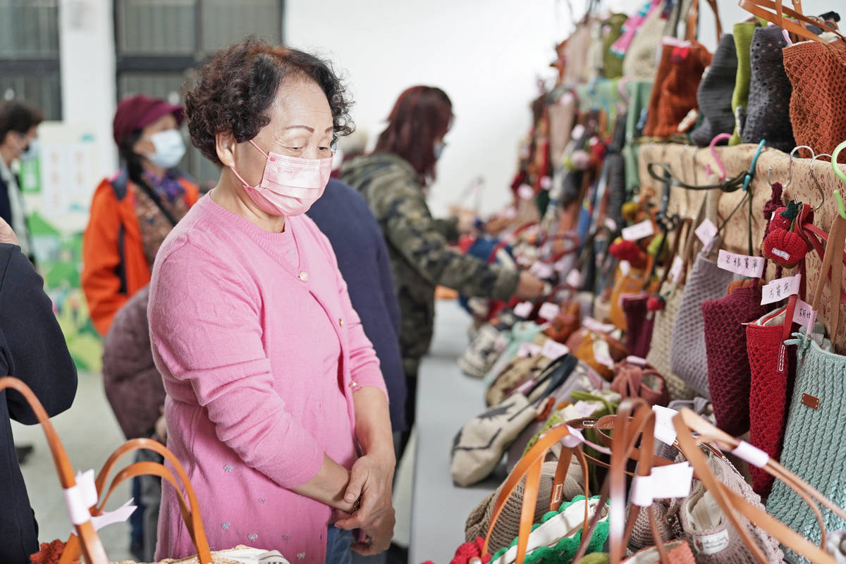 社區編織課程中 展出上百件編織品