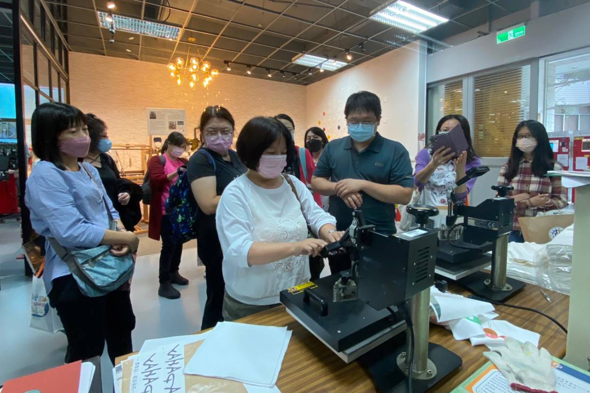 亞東科大規畫紡織品產線體驗 老師實作熱轉印毛巾
