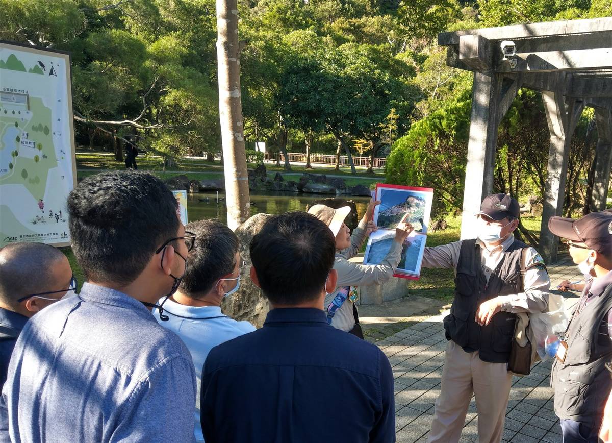 貴子坑水保園區志工進行導覽解說