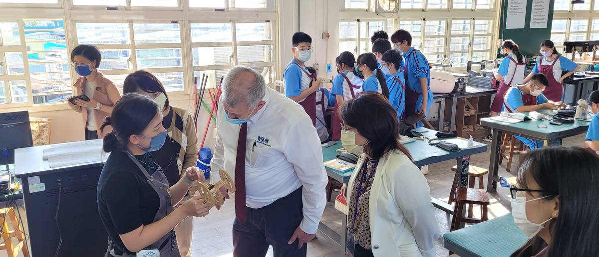 懷俄明州教育廳廳長Mr. Schroeder聆聽新泰國中生科教師說明雙語課