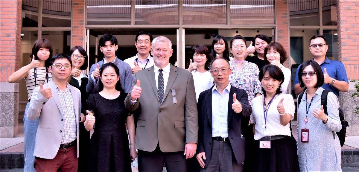 懷俄明州教育廳廳長Mr. Schroeder(右4)與樟樹國際實中團隊合影