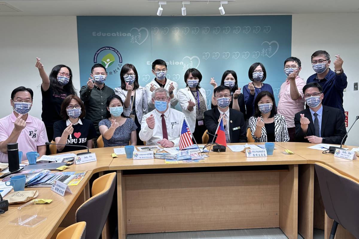 懷俄明州教育廳廳長Mr. Schroeder(前排右4)與新北市教育局團隊合影
