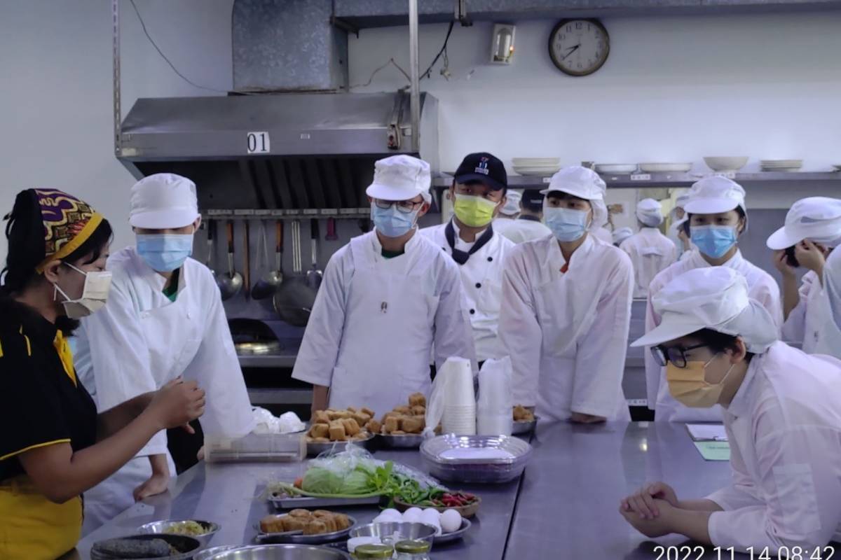 講師教導青年志工製作美味異國料理（教育部提供）
