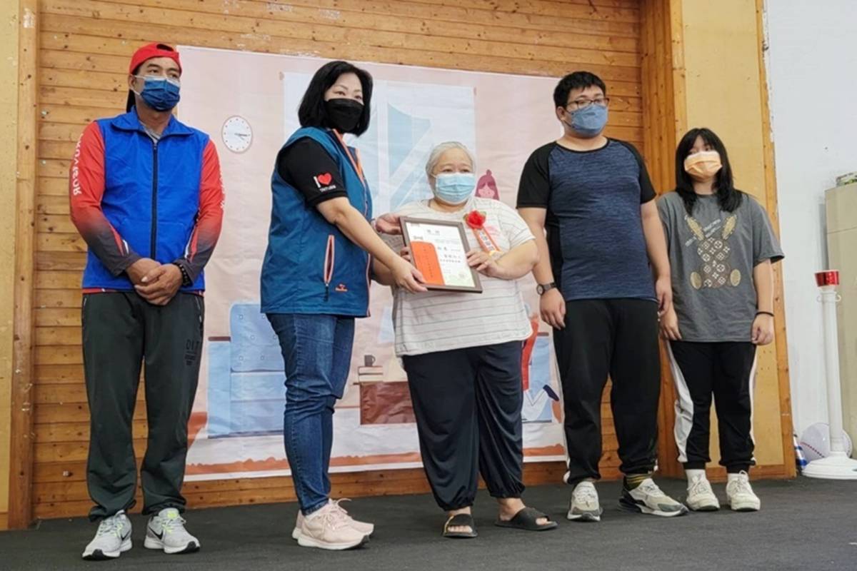 臺東家扶中心舉辦送暖活動，號召社會大眾的愛與祝福，同時表揚自強家庭，彰顯家庭自立自強、努力不懈的精神。