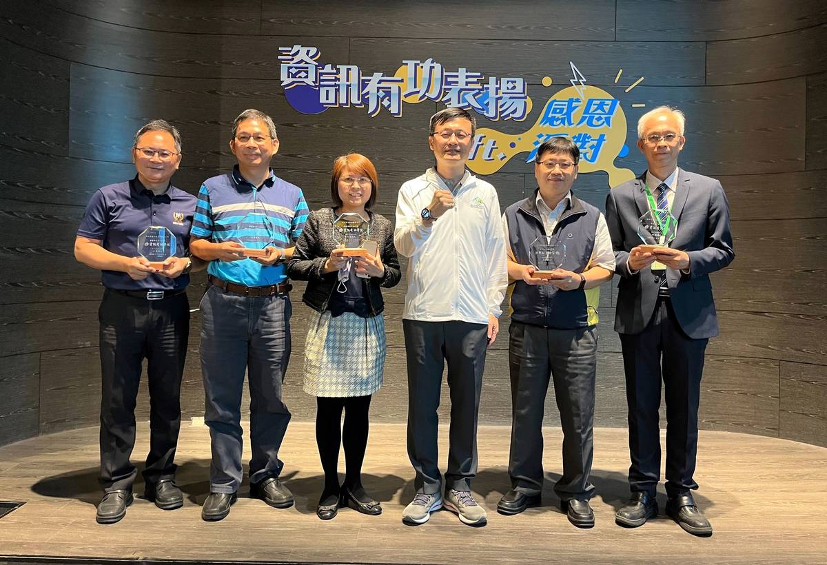 教育局長張明文(右3)表揚崇林國中等5所資訊有功學校