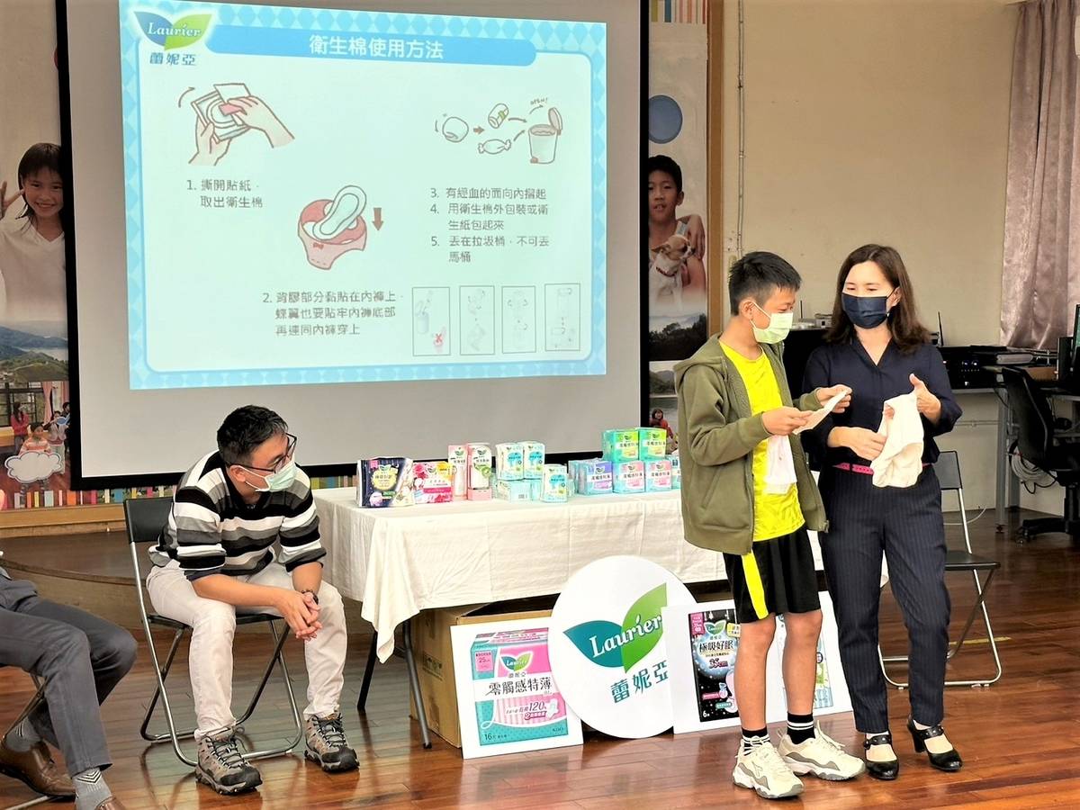 學生實際練習並了解衛生棉使用方式