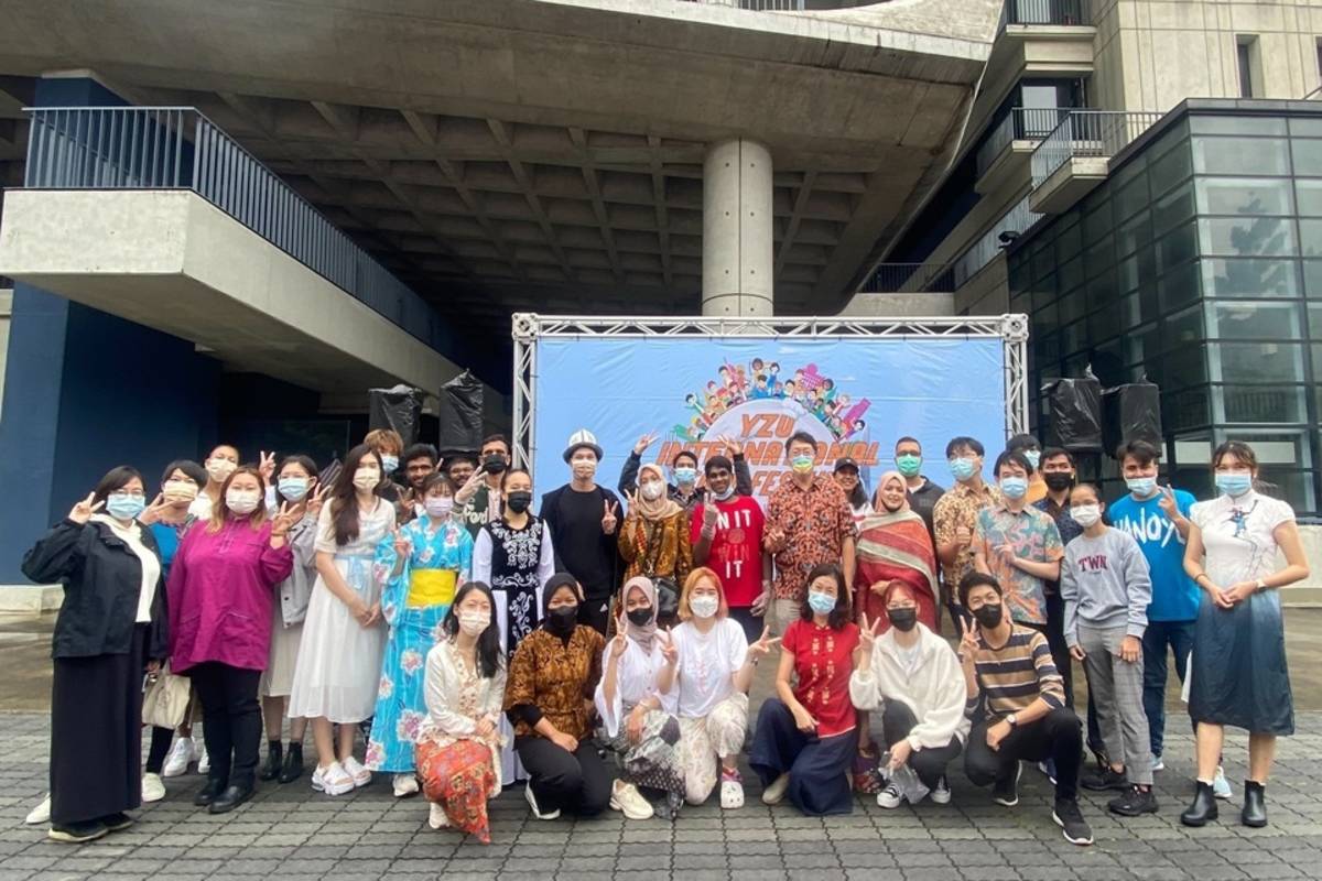 元智大學梁韵嘉國際長（中）與外籍生合影，一同體驗異國特色美食 (元智提供)