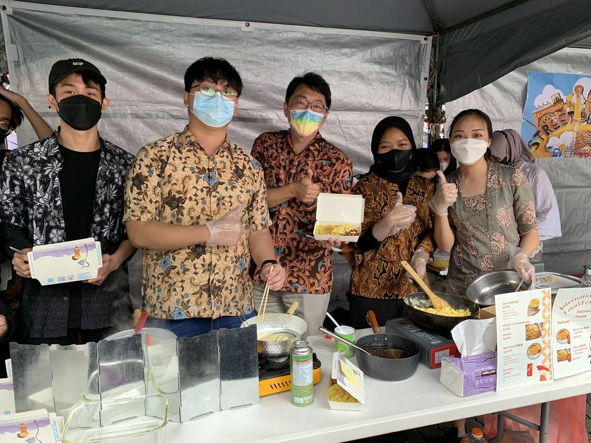 元智大學梁韵嘉國際長（中）對於印尼美食讚不絕口 (元智提供)
