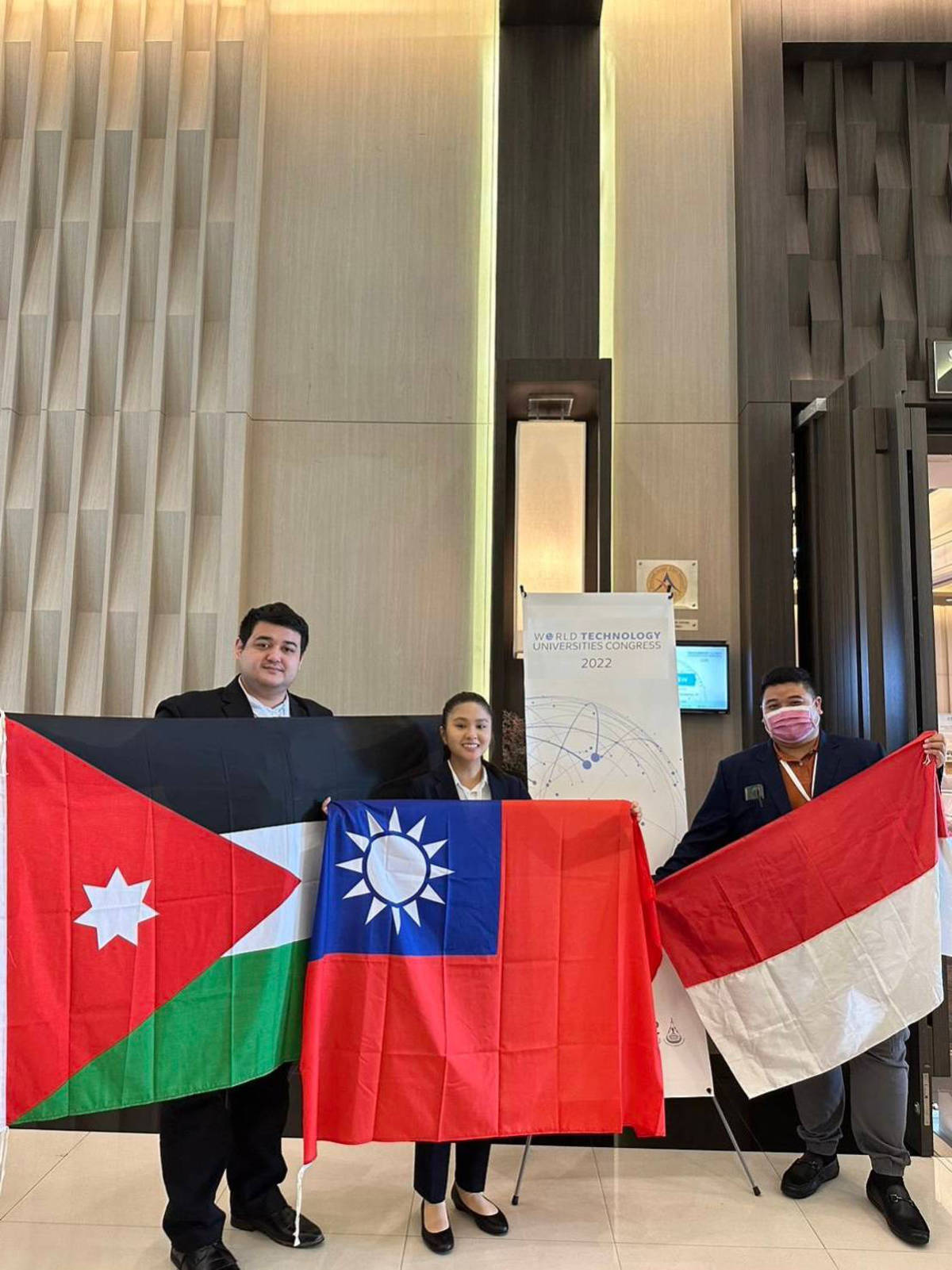 臺科大三位跨國籍、跨系所學生組成團隊「EquaLearn」，成員包括約旦籍電機系優豪鴻(Tariq Yousef Mahmoud Batat，左)、應外系王欣陽(中)及印尼籍數位所達馬萬(Darmawansah，右) 榮獲「世界科技大學聯盟學生競賽」首獎 (臺科大提供)