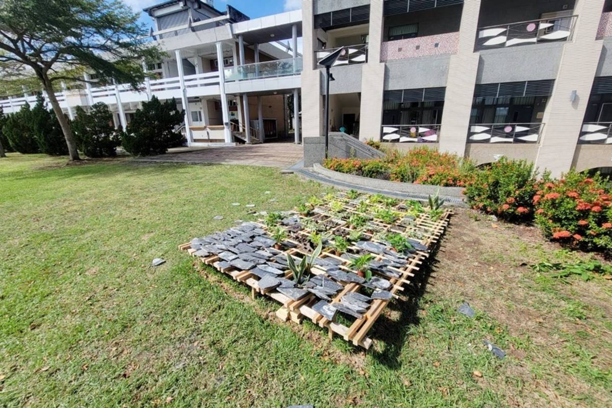 南迴藝術季策展團隊辦理推廣教育工作坊，跨校共創交流，在臺東女中校園打造南迴藝術季第9件作品。