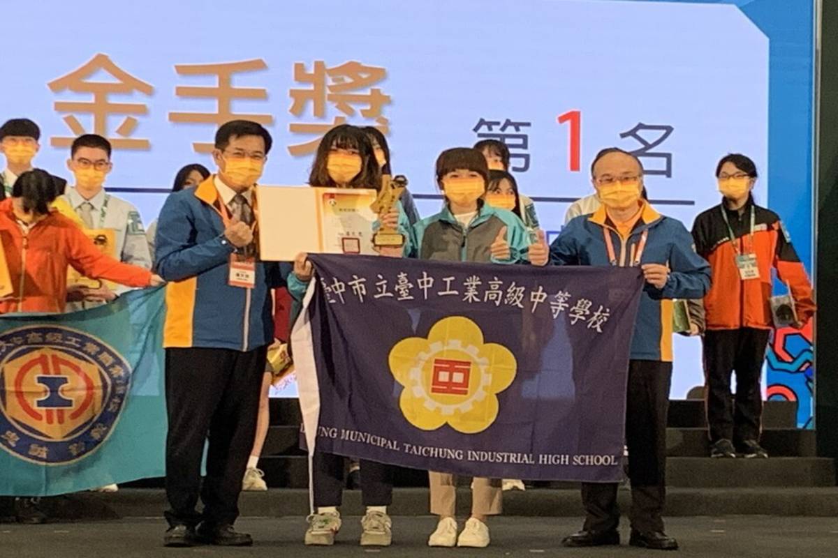 教育部長潘文忠(左)頒發獎狀給金手獎獲獎同學